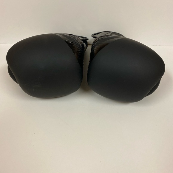 Venum Black Boxing Gloves - Picture 5 of 9
